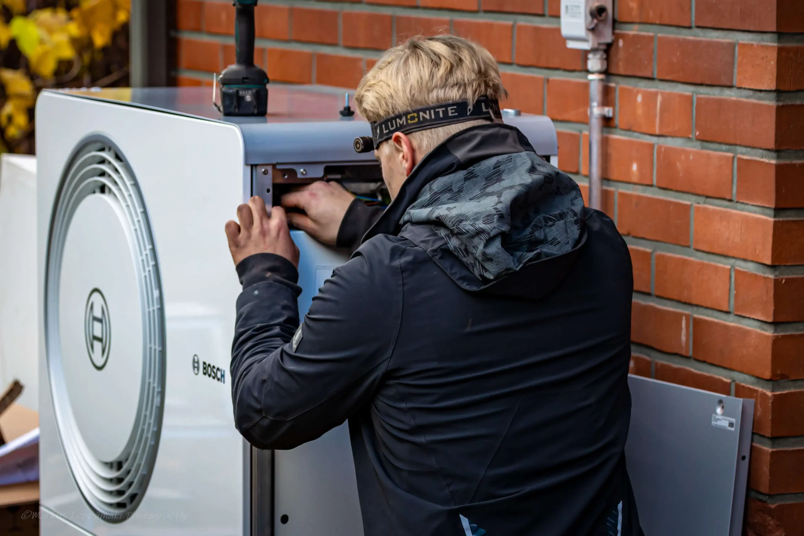 Keski-Suomen Lämmön asentaja asentamalla Bosch ilma-vesilämpöpumppua.