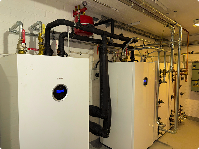 Maalämpöpumppujärjestelmä kiinteistön teknisessä tilassa.