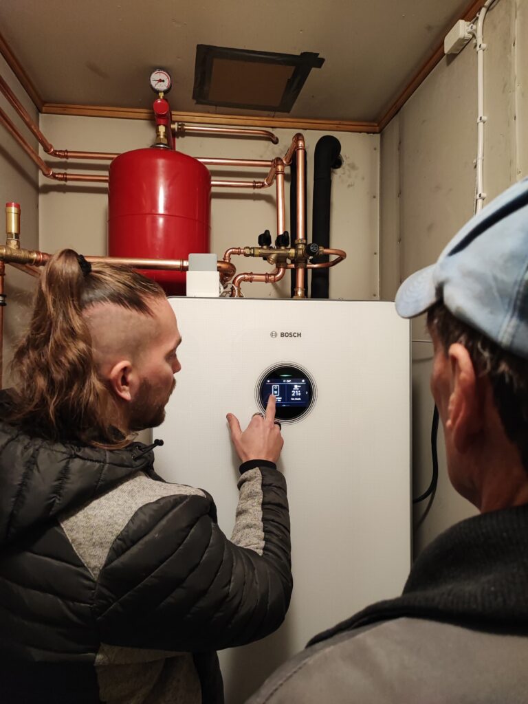 Mikko Ruuska asiakaskäynnillä.