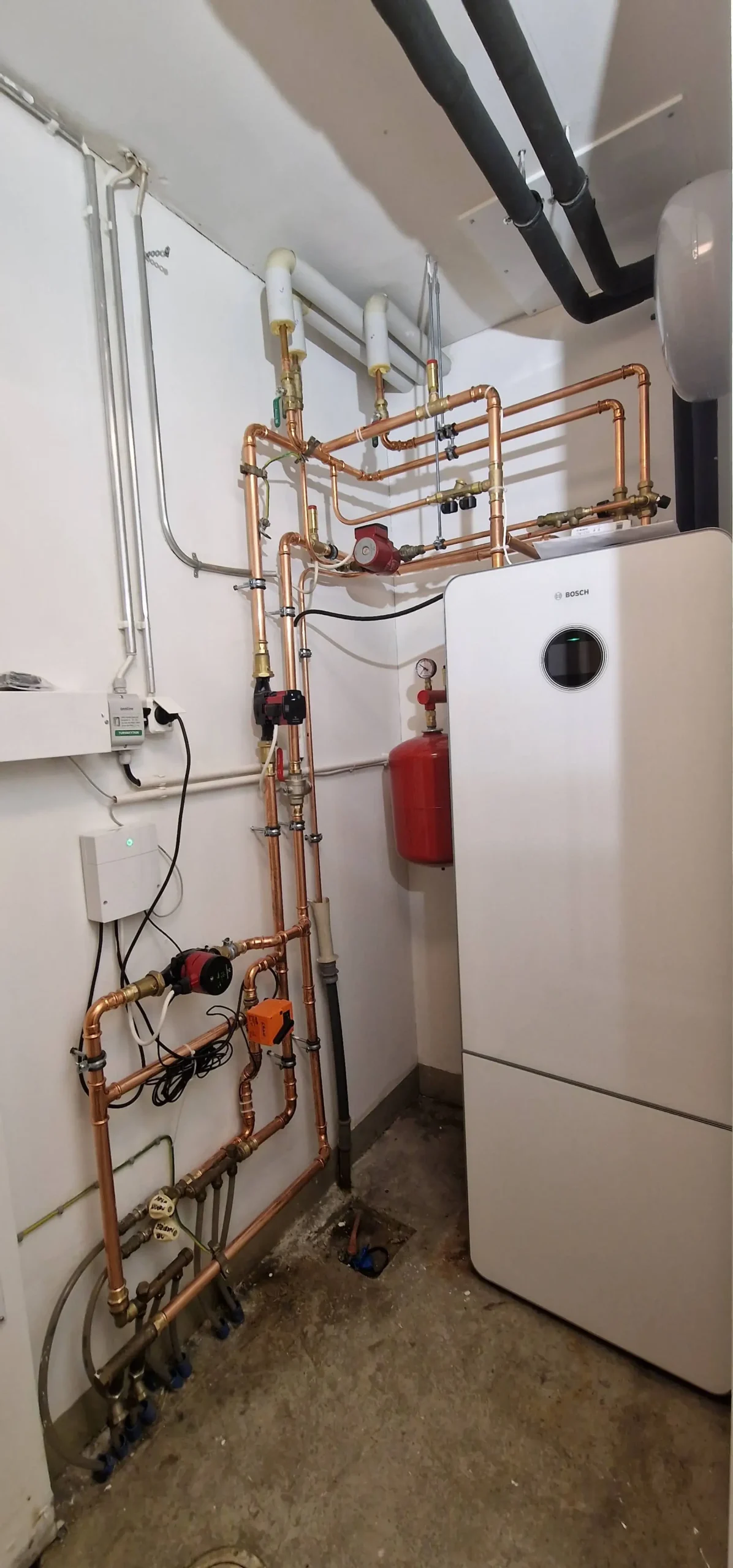 Tapio Mäen maalämpöpumppu asunnon teknisessä tilassa.