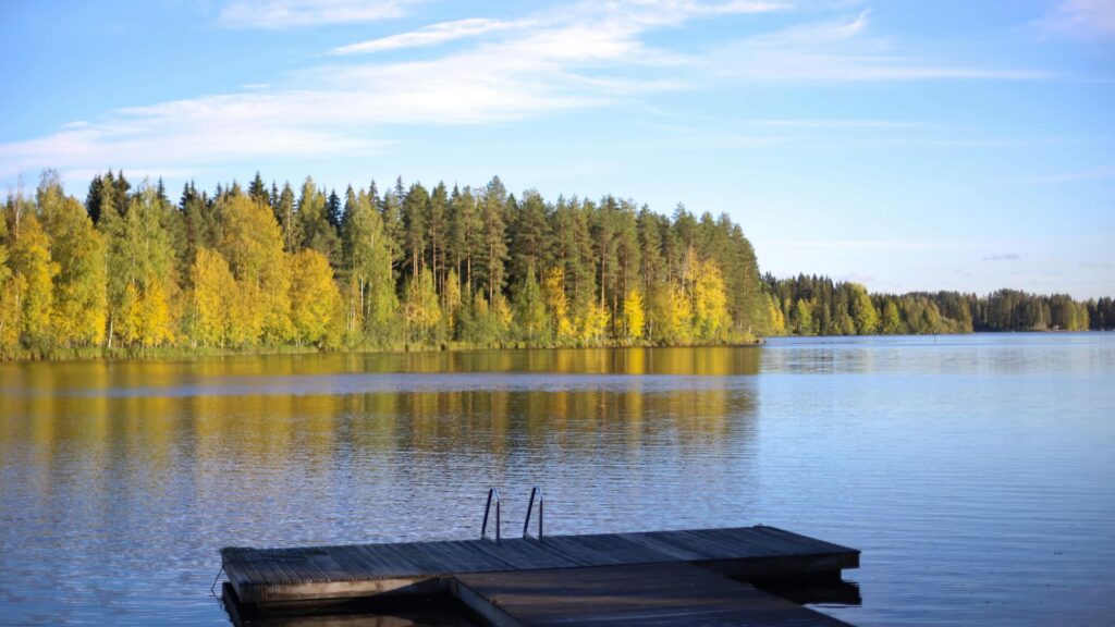 Järvimaisema ja laituri.